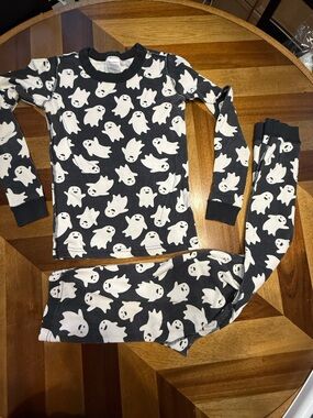 Hanna Andersson Black and White Ghosts Pajama Set Halloween small flaw